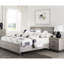 Chambre grise - Grand lit avec panneau décoratif en bois d'ingénierie