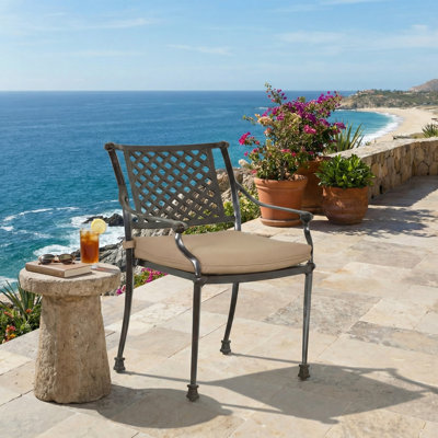 Chaise de patio avec coussin