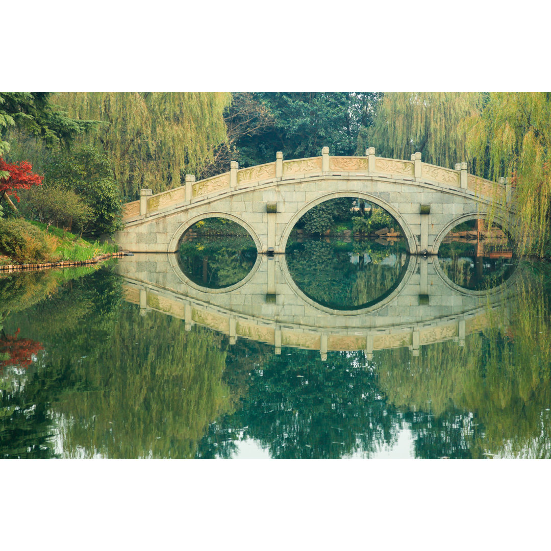 Traditioneller chinesischer Garten und Brücke