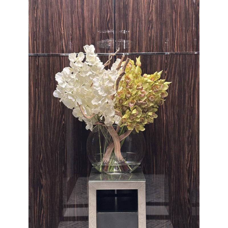 Vandas et cymbidiums dans un vase