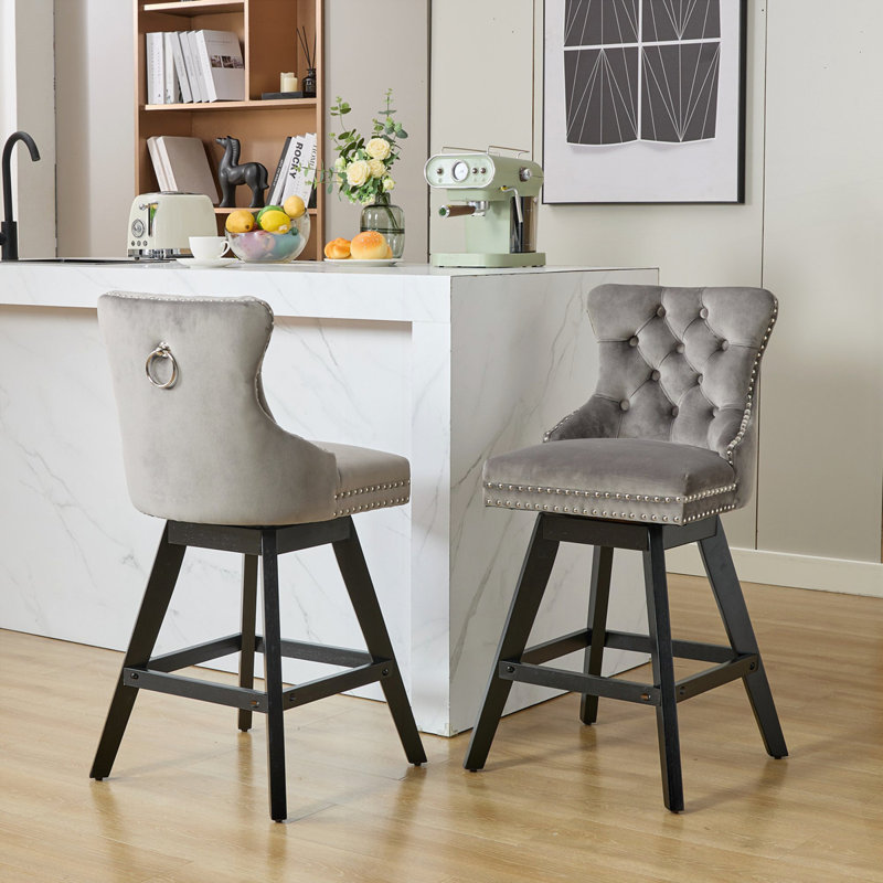 Tabourets de bar pivotants en velours avec décoration capitonnée et pieds en bois, Gris