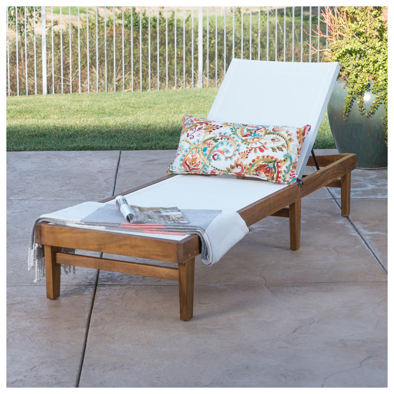 Chaise longue d'extérieur en bois d'acacia teck avec tissu maillé blanc