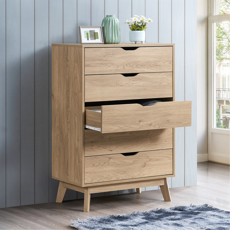 Commode à 5 tiroirs avec tiroir verrouillable NORDICA, idéale pour le rangement et l'organisation de la chambre à coucher.