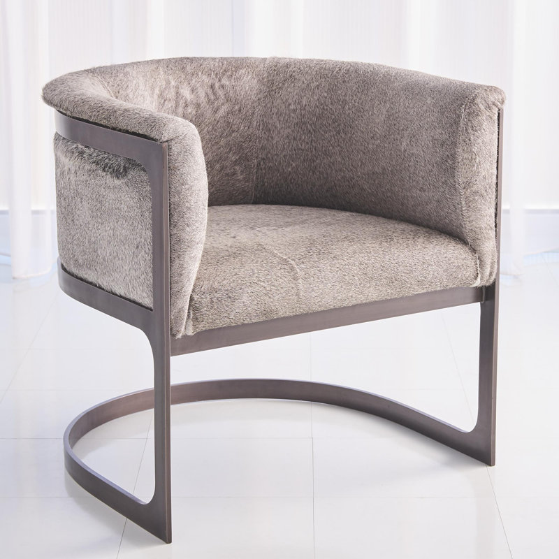Fauteuil demi-tonneau Regan avec poils sur peau, Bronze antique / gris