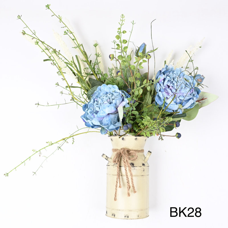 Arrangement floral de pivoines artificielles dans un vase rétro