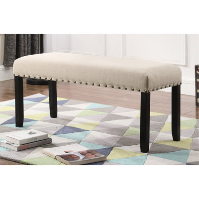 Banc de salle à manger brun clair avec caractère. Tissu de lin et de coton. Pieds tournés en bois franc. L 44 po x P 16,5 po x H 19 po. Assemblage partiel avec garniture cloutée inévitable. Tissu en coton. Fabrication solide pour