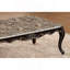 Table basse de style transitionnel, plateau en marbre, pieds cabriole, détails courbés dorés, finition en noyer foncé