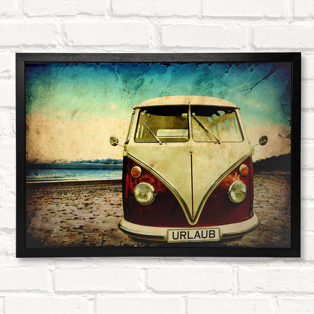 VW Camper Van am Strand Gerahmter Druck