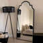 Miroir de garde-robe irrégulier: plancher et mur de style nordique-586777127