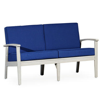 Élégant eucalyptus en bois flotté gris avec coussins de siège bleu marine confortables pour les coussins de patio, espace de style