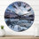 Vieille rivière de montagne parmi la neige au lever du soleil - horloge murale Lake House