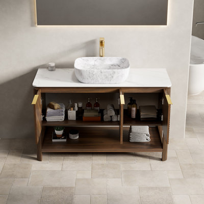 Meuble-lavabo autoportant 36 po avec comptoir en pierre frittée Carrara, vasque en céramique et portes cannelées diagonales, noyer foncé