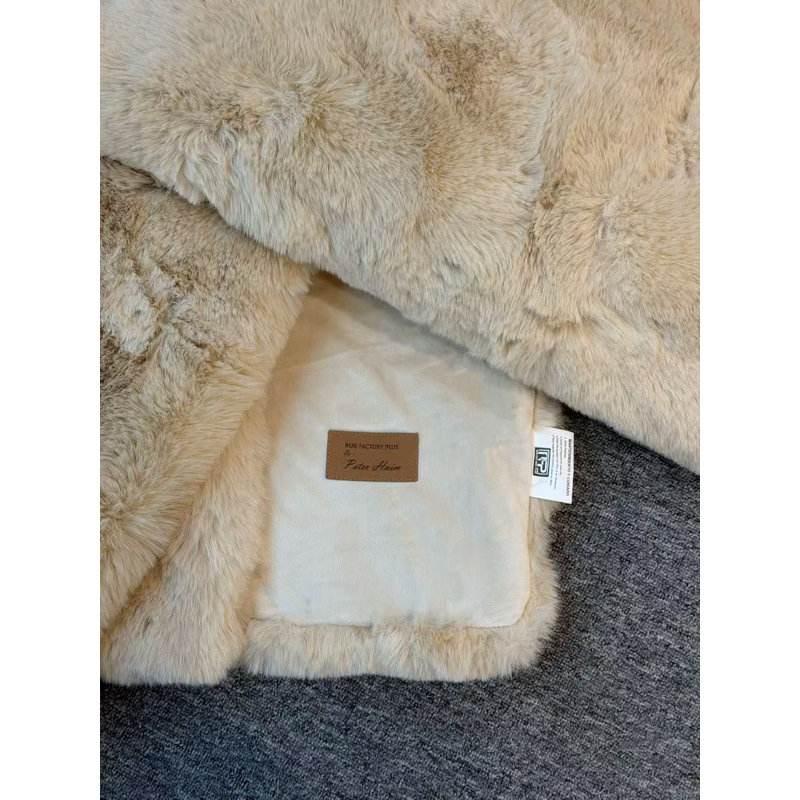 Jeté en fausse fourrure, 60" L x 50" W, Beige