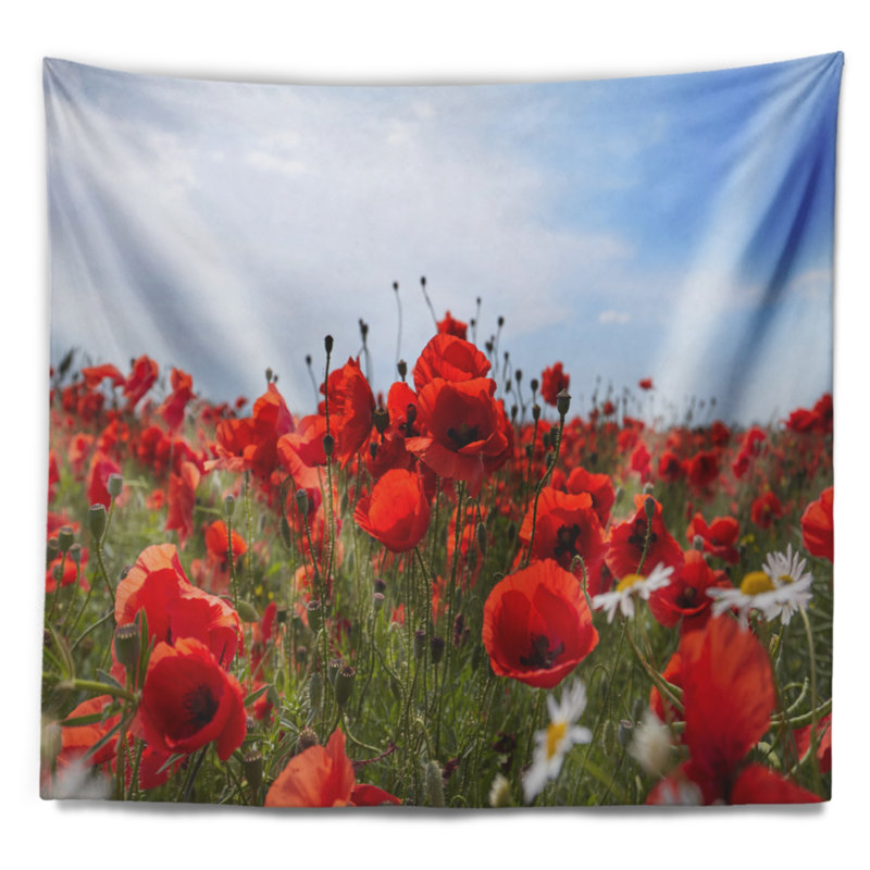 Tapisserie rouge coquelicots sous un ciel bleu vif, H 32 po x l 39 po