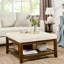 Table basse en bois de hêtre avec tablette, revêtement en lin doux et structure robuste, pour chambre ou salon.