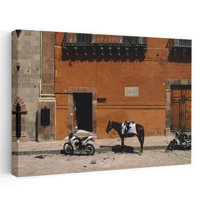 Cheval debout entre deux motos stationnées sur une route San Miguel De Allende, Guanajuato, Mexique, art contemporain abstrait, architecture urbaine
