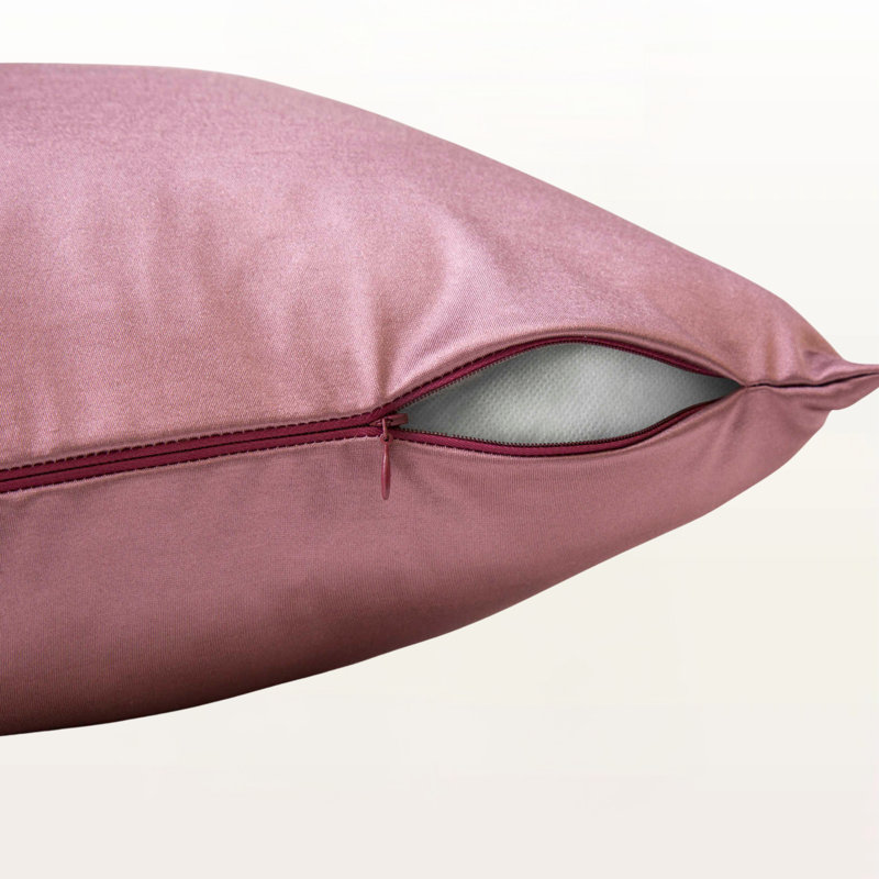 Coussin décoratif carré en tissu satiné rose Alira