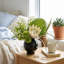 Fleurs artificielles avec vase
