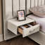Structure de lit tapissier beige très grand avec motif à rayures verticales, boutons, table de chevet et lit plateforme à lampe réglable, tête de lit élégante en velours, facile à construire, beige, sans sommier tapissier,-132999639