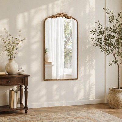 Miroir de conception classique avec cadre d'inspiration baroque