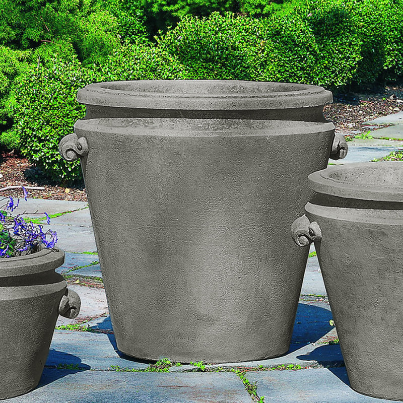 Pot de fleurs en pierre moulée Scroll Handle, H 25 po x l 26,5 po x P 23,5 po, Pierre alpine