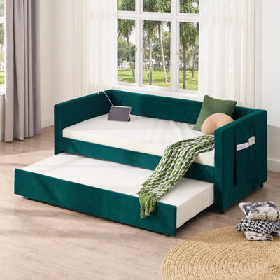 Lit de jour simple rembourré avec lit gigogne, port USB et poches latérales - Velours émeraude, dossier moderne en V, aucun sommier nécessaire - Canapé-lit peu encombrant pour chambre à coucher, chambre d'amis ou appartement
