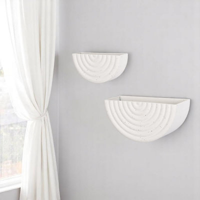 Ensemble de deux pots à fleurs muraux géométriques en métal blanc