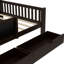 Lit plateforme double avec tableau noir, tiroirs de rangement et aménagement à profil bas pour une chambre à coucher peu encombrante