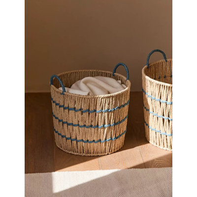 Panier de rangement tressé bleu accentué