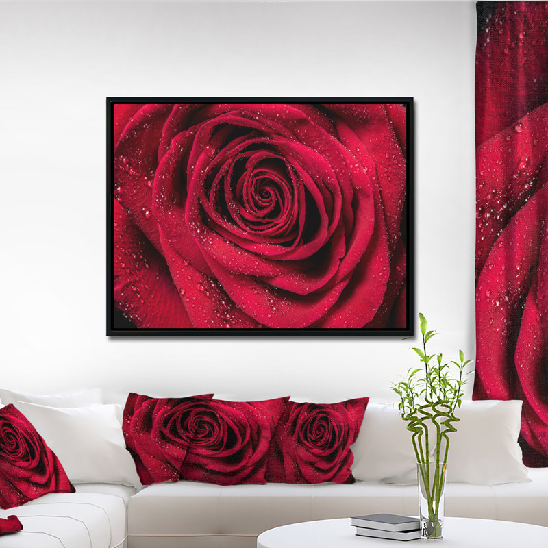 «Red Rose Petals with Rain Droplets», photographie, H 12 po x l 20 po x P 1 po, Toile avec cadre flottant