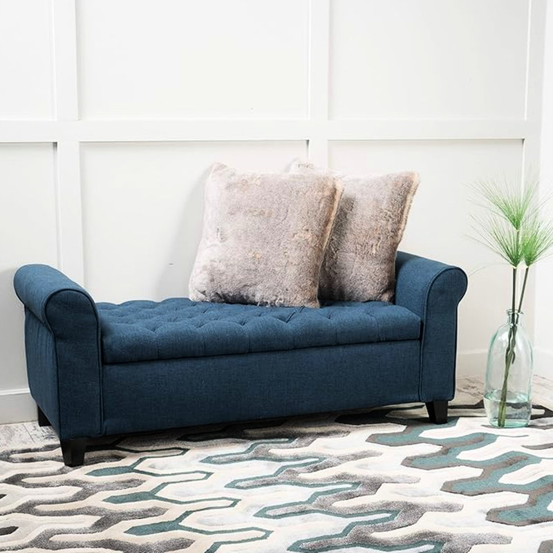 Tissu bleu marine avec accents à boutons et accoudoirs roulés pour un banc de rangement supplémentaire
