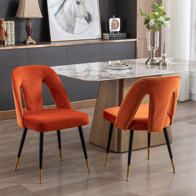 Chaise de salle à manger rembourrée en velours avec têtes de clous et pieds en métal de style contemporain
