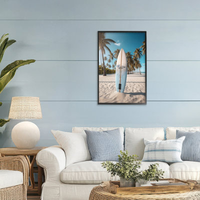 Giclée encadrée de planche de surf debout sur fond flou, design par LSR Design Studio