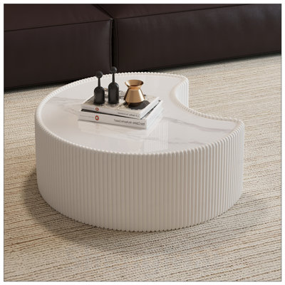 Table basse en cuir fritté clair de forme irrégulière pour salon moderne, durable et élégant