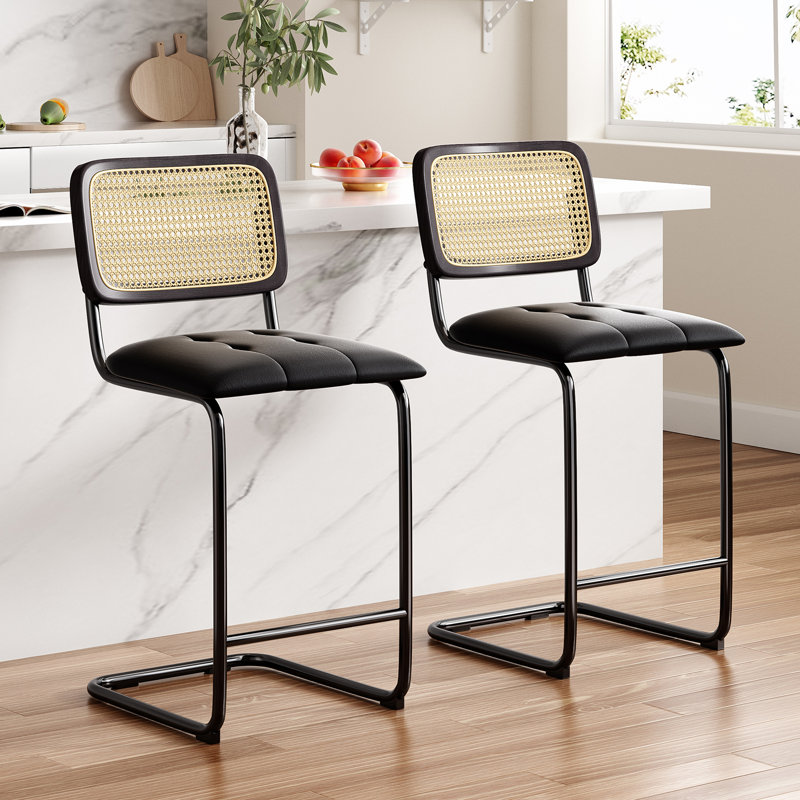 Ensemble de 2 tabourets de bar rembourrés en cuir de polyuréthane à hauteur de comptoir avec dossier en rotin, 26", Noir