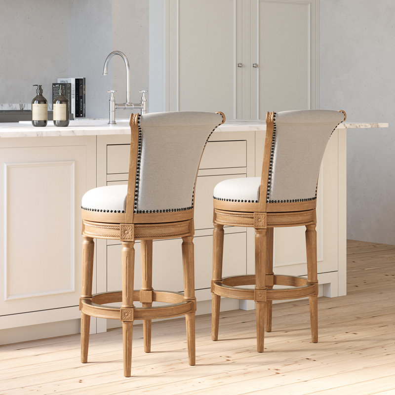 Barre pivotante en bois à haut dossier 31 po, cadre naturel vieilli, siège en tissu gris, pivot pivotant à retour automatique 180 po, garniture cloutée appliquée à la main, repose-pieds en métal, convient aux espaces rustiques et transitionnels