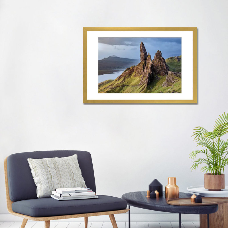 «Stormlight Over The Old Man Of Storr», reproduction d'art mural, papier d'art encadré, H 24 po x l 32 po, Doré