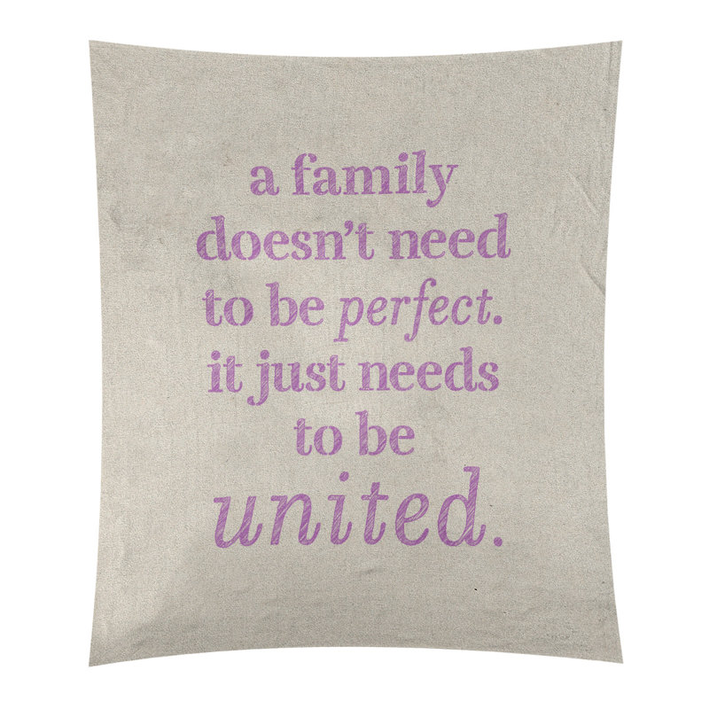 Tapisserie de polyester, citation à la famille love, H 60 po x l 51 po, Blanc / violet