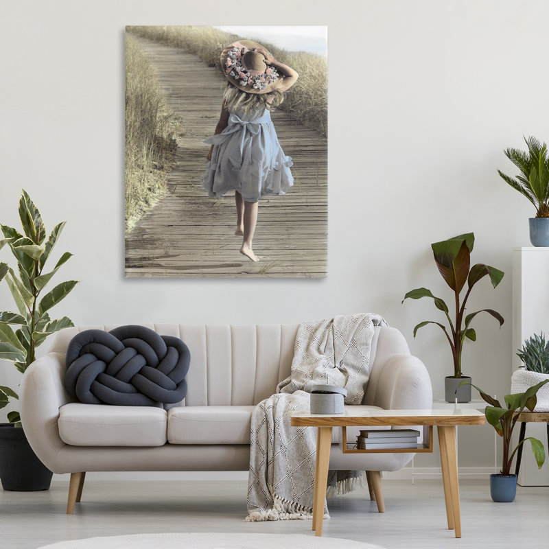 Fille avec un chapeau de soleil qui marche sur toile, design par Kendra Dew, H 48 po x l 36 po