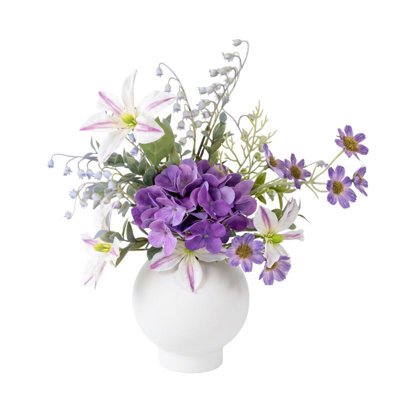 Composition florale artificielle violette et blanche, centre de table composé d'hortensias et de clématites artificiels, avec vase rond blanc, décoration de table pour salon, bureau ou entrée.