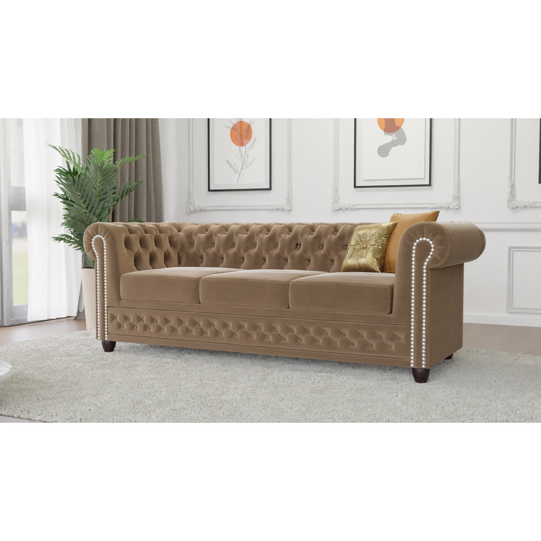 Chesterfield Hanna 3 Sitzer Sofa aus Samt-Stoff mit Holzfüßen