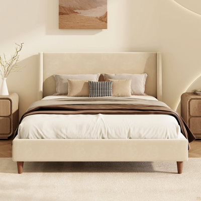 Lit plateforme tapissier moderne en velours beige avec tête de lit à oreilles et pieds en bois de noyer, sans sommier tapissier, grand