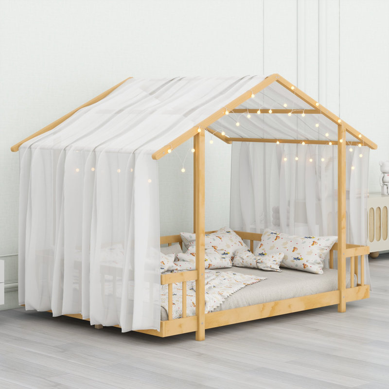 Lit plateforme avec cadre en forme de maison, baldaquin transparent et guirlandes lumineuses pour une chambre d'enfant ludique