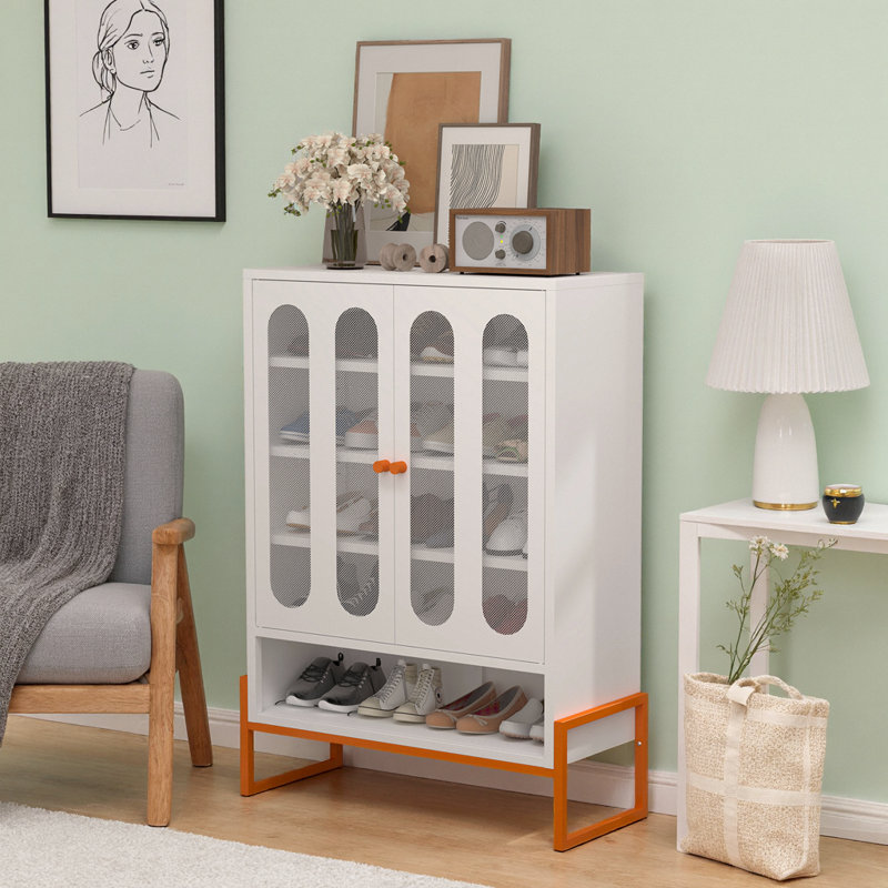Armoire à chaussures 46 po en métal blanc moderne avec portes en filet, rangement mural ou autoportant pour l'entrée, pieds surélevés de 15 po, tablettes réglables magnétiques, compatible avec l'aspirateur robot