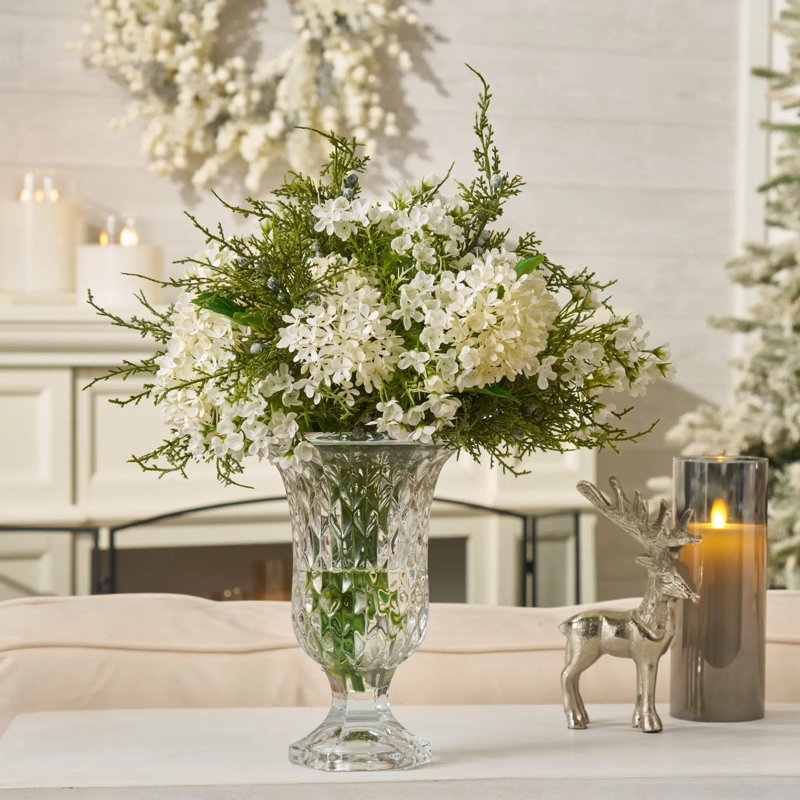 Arrangement de boules de neige blanches et de baies de genévrier blanches