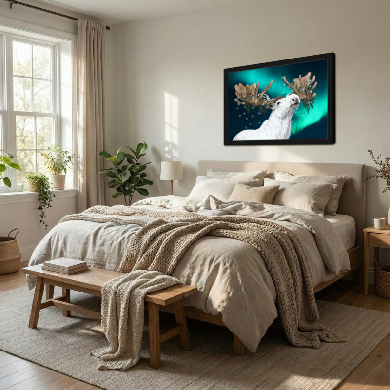 Renne de Noël blanc avec des bois décorés sur fond d'aurore