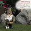 Statue de nain de jardin avec pelle et plante