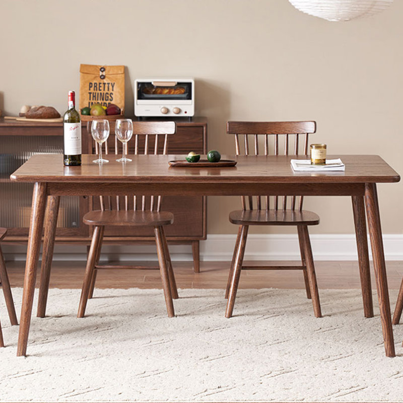 La table de salle à manger est simple et épaisse
