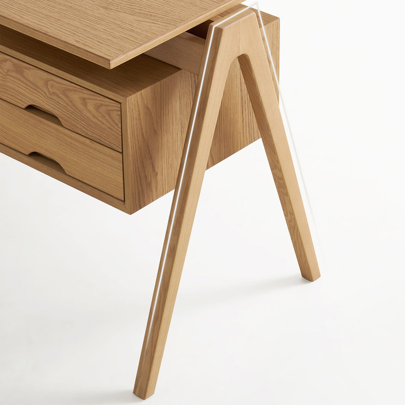 Bureau simple et durable avec pieds en bois de frêne