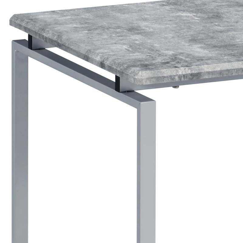 Tables d'appoint modernes grises et argentées - idéales pour le coin-détente. Surface rectangulaire en faux béton avec une base de traîneau en métal gris et une base de divertissement argentée.